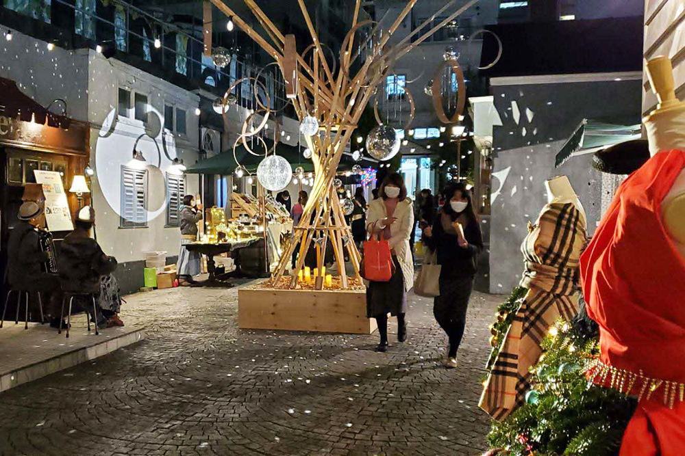 夜には幻想的な雰囲気に包まれる会場